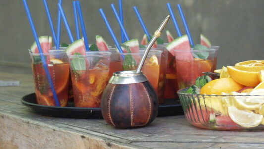 koktajle nayerbane i tykwa z bombillą yerba mama